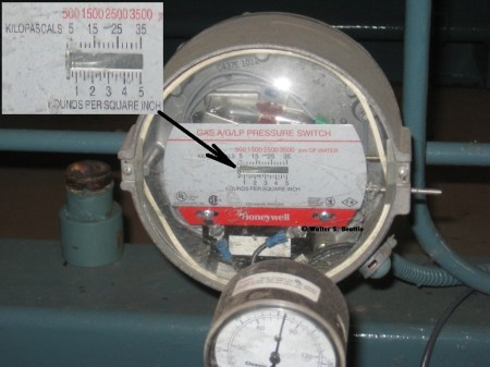Low gas pressure supervisory pressure switch on a boiler